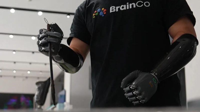 企业在选择OA协同办公系统时，应综合考虑以下因素：